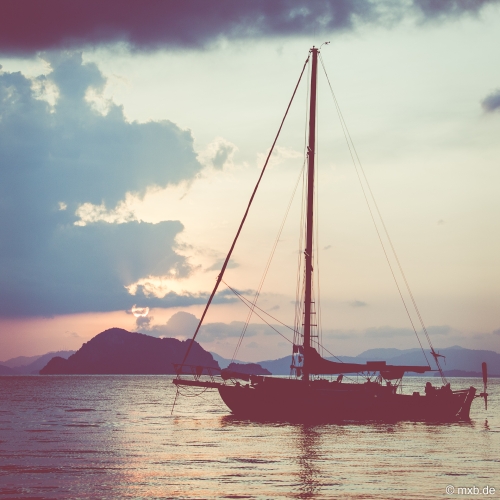 Thailand 2018 - Sonnenuntergang hinter Segelboot